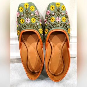 3/55$ - NWOT - Floral Embroidered Green and Orange Women's Shoes (Indian Juttis)